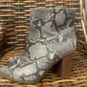 Carlos Santana Snake Print Ankle Boots - Gray and Black in size 7